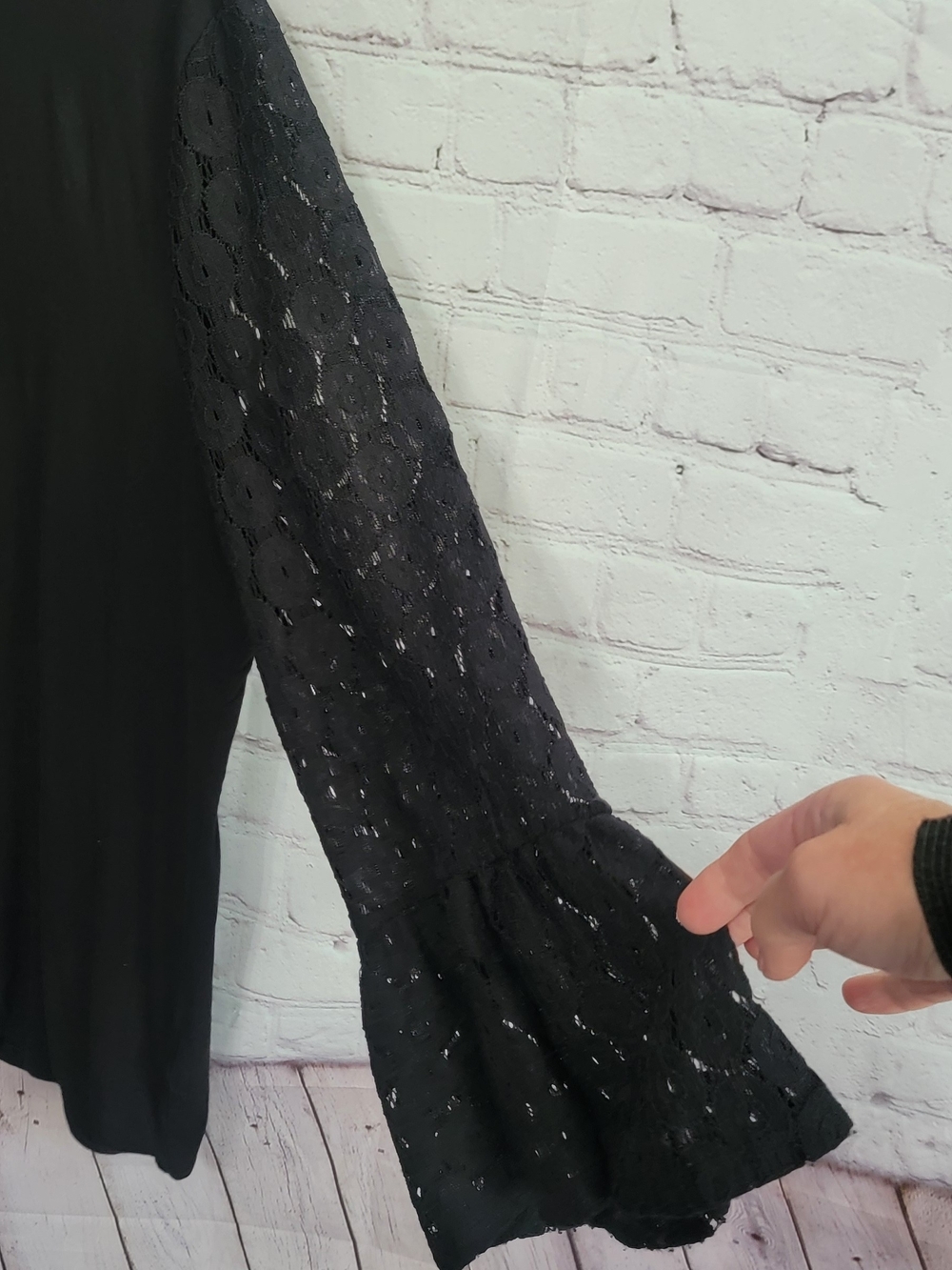 The Limited Black Lace Sleeve Top XL - Picture 2 of 4